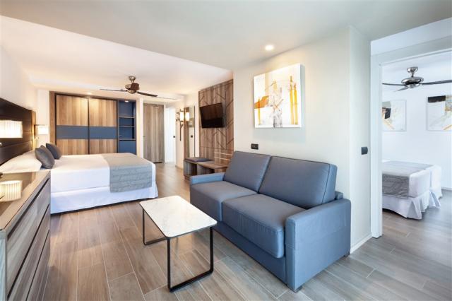 XOA_18_052 - Family room.jpg