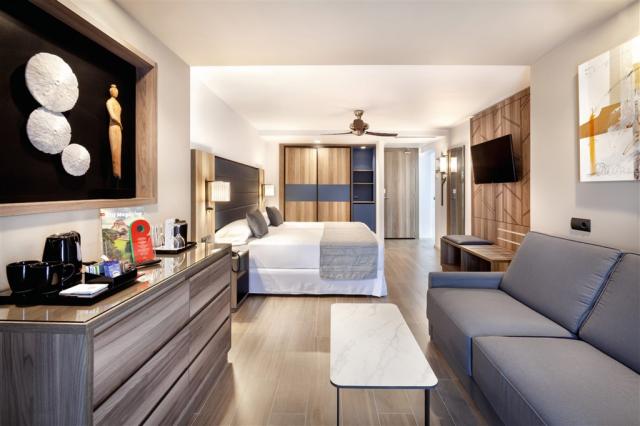 XOA_18_053 - Family room.jpg