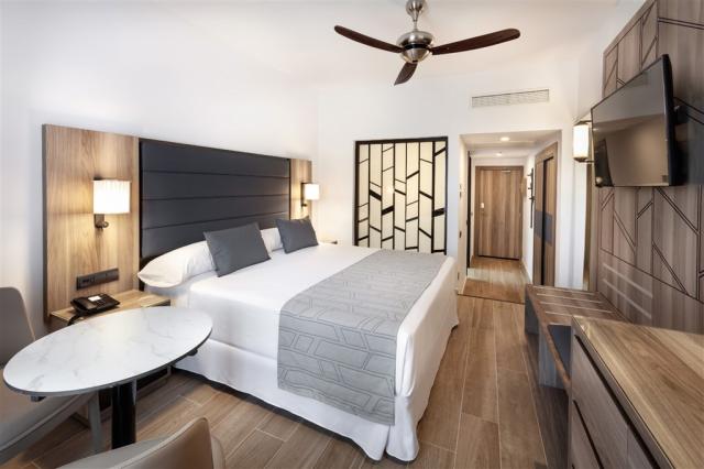 XOA_18_057 - Small double room sea view.jpg