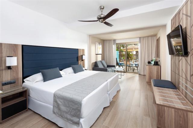XOA_18_060 - Swim-up double room.jpg