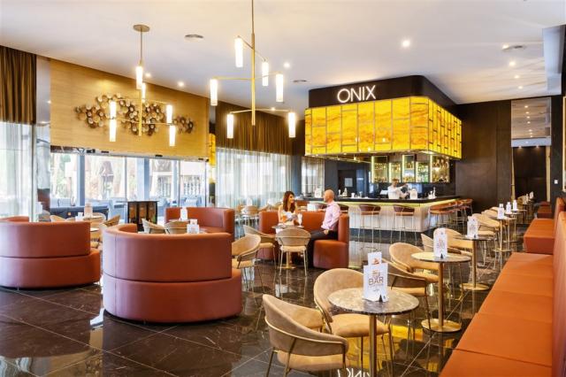 XOA_18_021 - Lobby bar.jpg