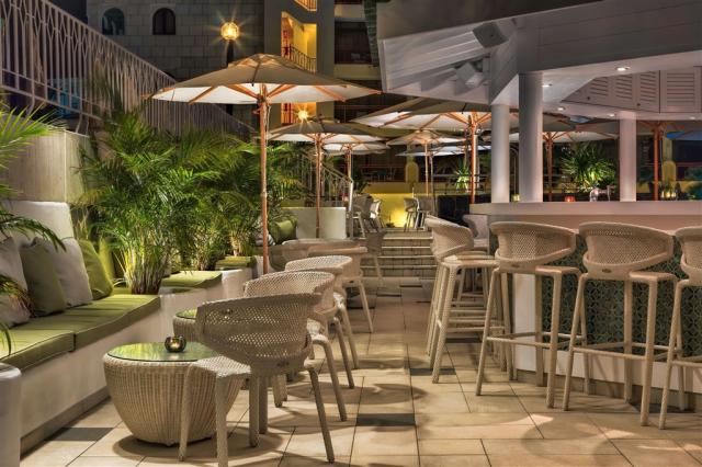 SB_GASTRONOMY_POOL_BAR_01.jpg