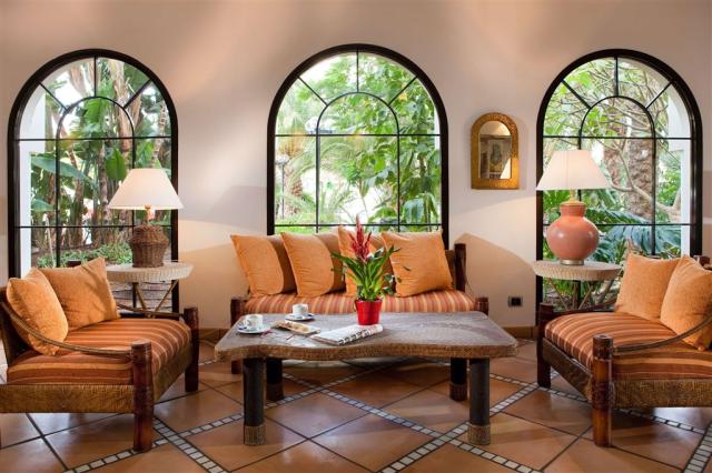 SB_HOTEL_LOBBY_02.jpg