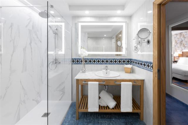 6 Bath Room.jpeg