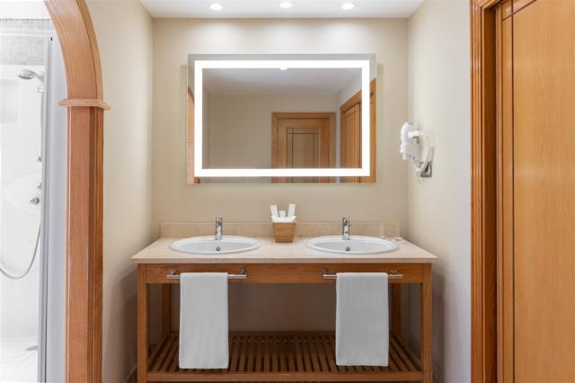 5 Junior Suite Bath.jpeg