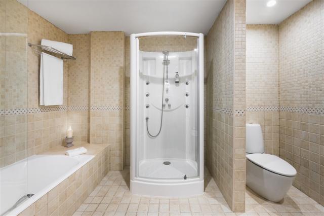 6 Junior Suite Bath.jpeg