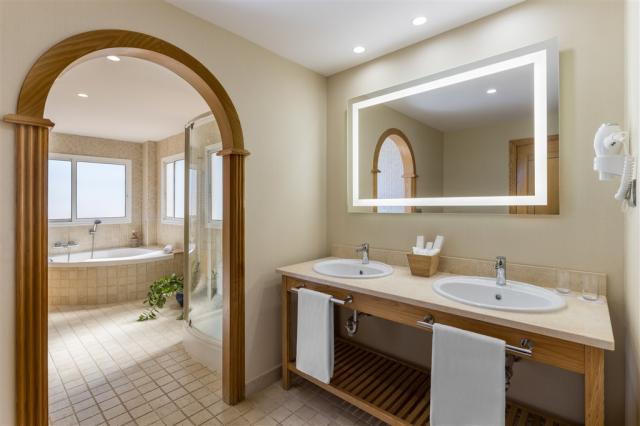 Suite Bath room 3.jpeg