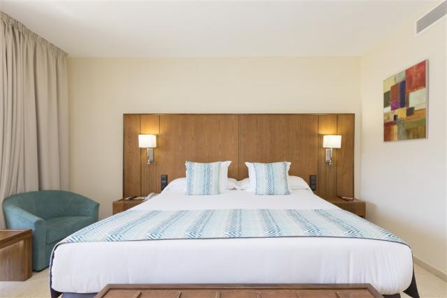 10. Gloria Place Royal - Junior Suite  Dormitorio.jpg