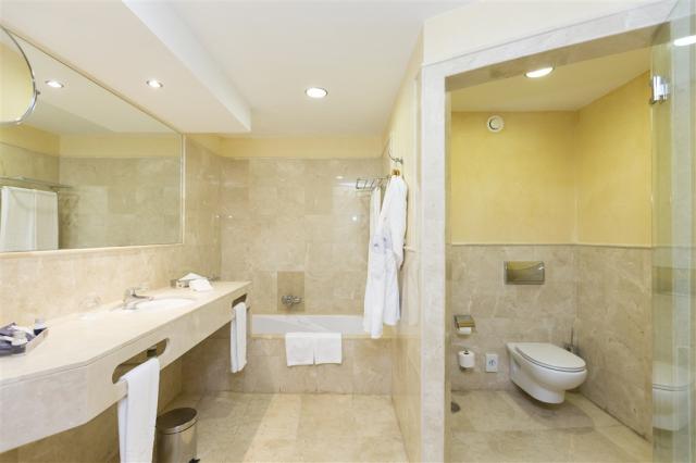 11. Gloria Palace Royal -  Baño Junior Suite.jpg