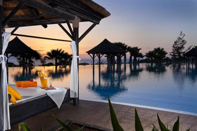 09dGranMeliaPalacioDeIsora-InfinityPoolServiceVeuveClicquot2.jp
