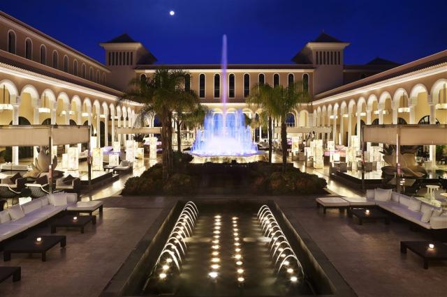 05bGranMeliaPalacioDeIsora-PlazaAtlanticaNightWaterShow2.jpg