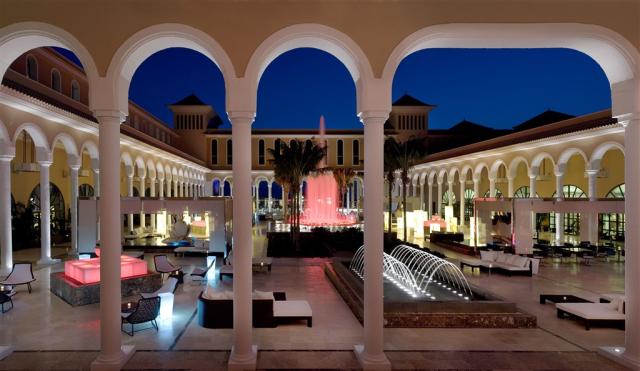 06GranMeliaPalacioDeIsora-PlazaAtlantica2.jpg