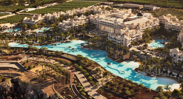 00dGranMeliaPalacioDeIsora-PoolsAerial.jpg