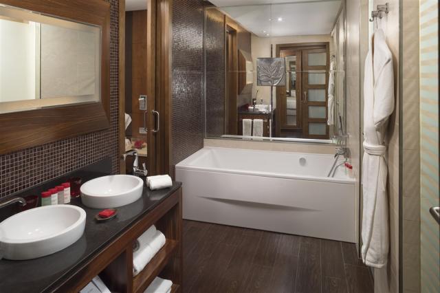 18GranMeliaPalacioDeIsora-DeLuxeBathroom2.jpg