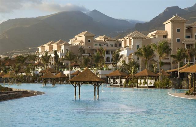 10aGranMeliaPalacioDeIsora-SwimmingPool2.jpg