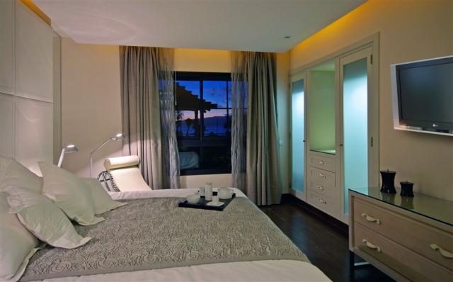 13bGranMeliaPalacioDeIsora-MasterSuite.jpg