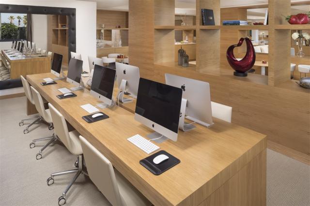 21cGranMeliaPalacioDeIsora-RedLevelForFamiliesComputerStation.j