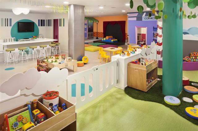 22GranMeliaPalacioDeIsora-FamilyRedLevelMarDeNubes.jpg