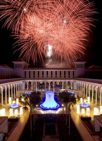 62GranMeliaPalacioDeIsora-NightSquare2.jpg