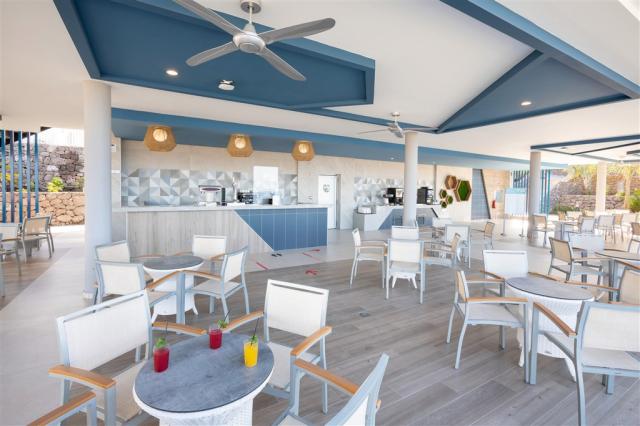 BVI_20_028 - Poolside bar.jpg
