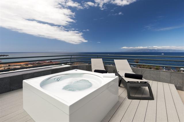 junior suite deluxe with hot tub11.jpg