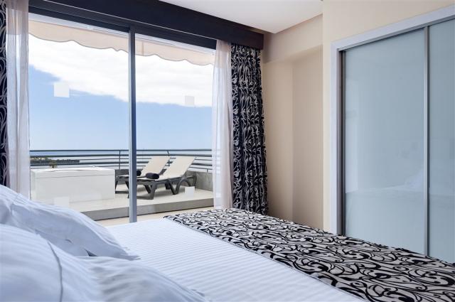 junior suite deluxe with hot tub21.jpg