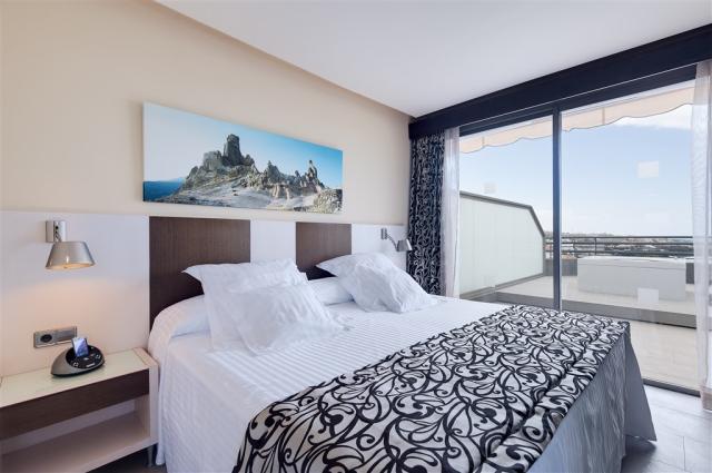 junior suite deluxe with hot tub3.jpg