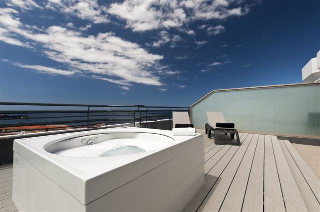 junior suite with hot tub1.jpg