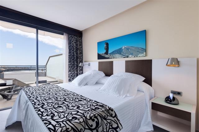 junior suite with hot tub3.jpg