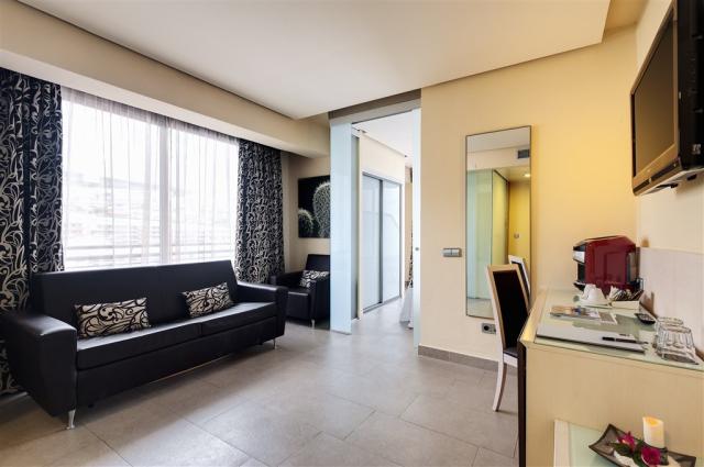 junior suite with hot tub4.jpg