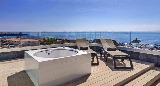 suite deluxe  with hot tub.jpg