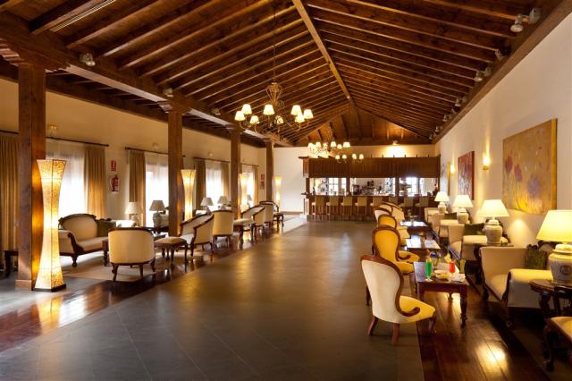 Hotel-Isabel-Bar-Salon.jpg