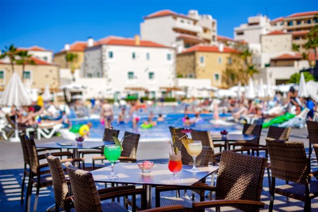 Hotel-Isabel-Pool-Bar-3.jpg