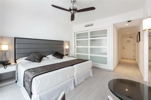 XTF_15_031 - Family room partial sea view.jpg
