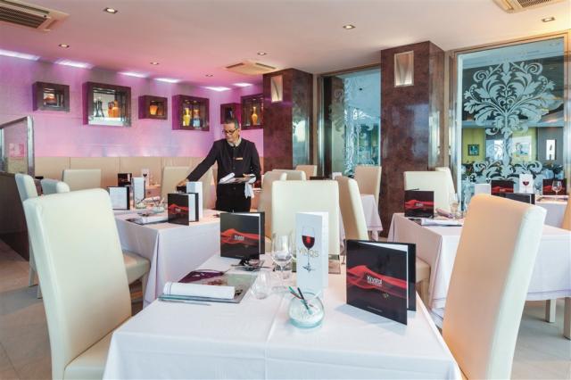 XTF_15_012 - Krystal restaurant.jpg