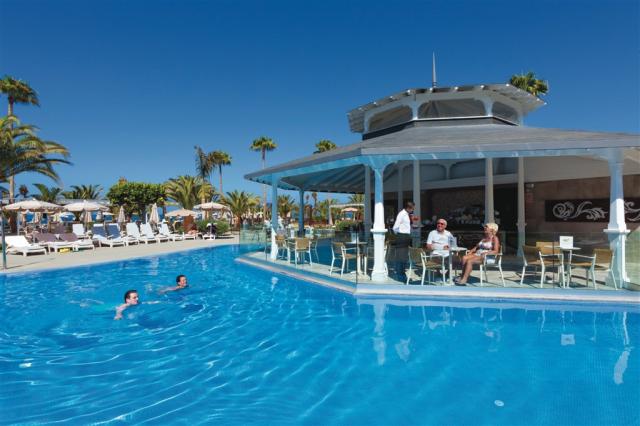 XTF_15_007 - Poolside bar.jpg