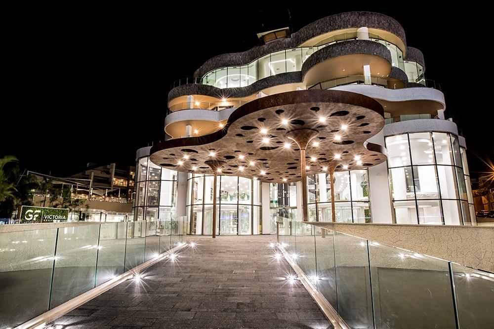 fachada-noche-2.jpg