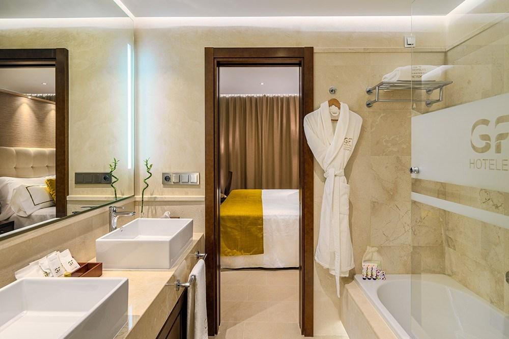 Senior-Suite-Bathroom-2.jpg