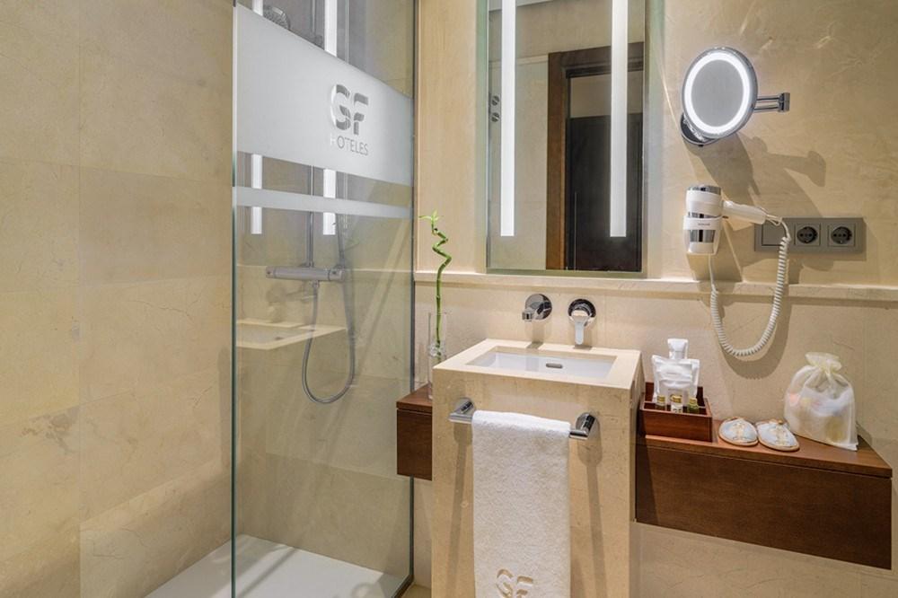 Senior-Suite-Bathroom-1.jpg