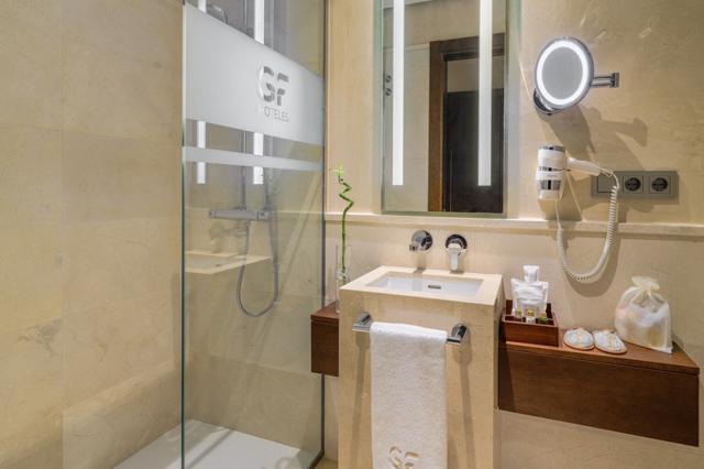 Senior-Suite-Bathroom-1.jpg