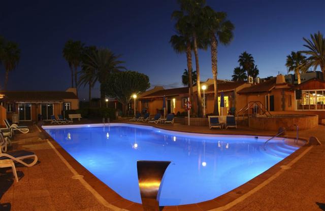 Piscina noche 2.jpg