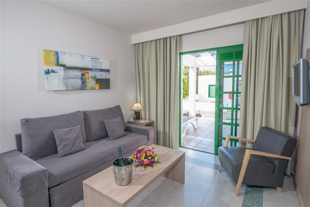 lzs salon terraza.jpg