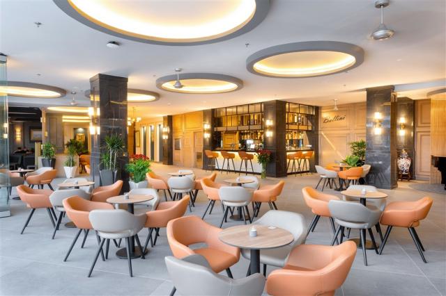 XMP_21_031 - Lobby bar.jpg