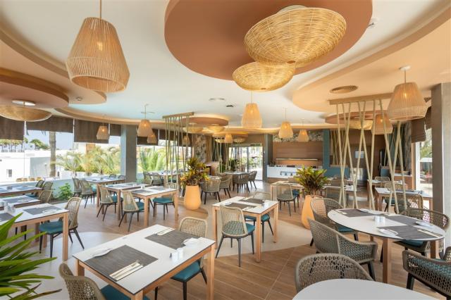 XMP_21_039 - Pool restaurant.jpg