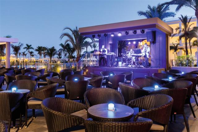 XMP_21_037 - Lounge bar.jpg