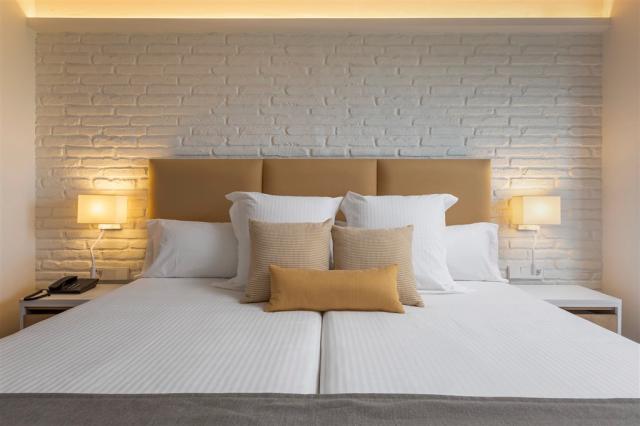 ASORA-My-Favorite-Club-Suite-FOV-Bed-JR.jpeg