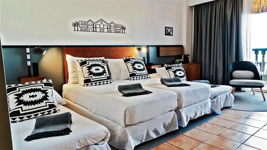 001-W-room-example-family-room-standard-pool-view-standard-fami
