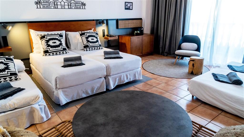 002-W-room-example-family-room-standard-pool-view-standard-fami