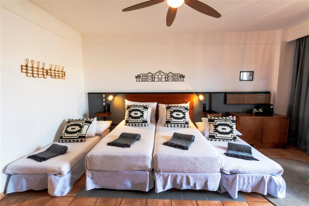 004-W-room-example-family-room-standard-pool-view-standard-fami