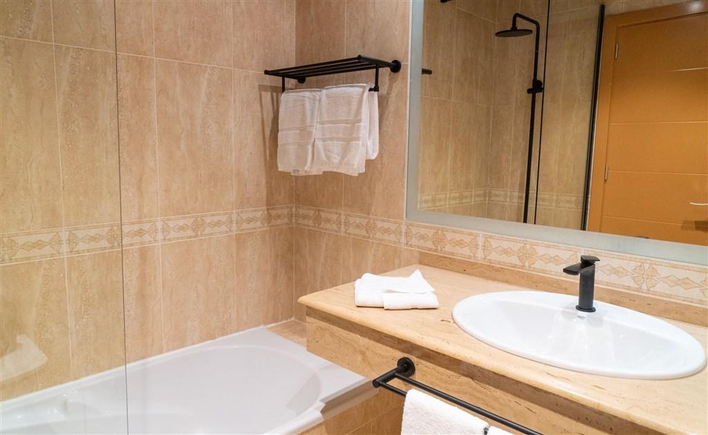 006-BD-bathroom-example-double-room-standard-street-view-standa